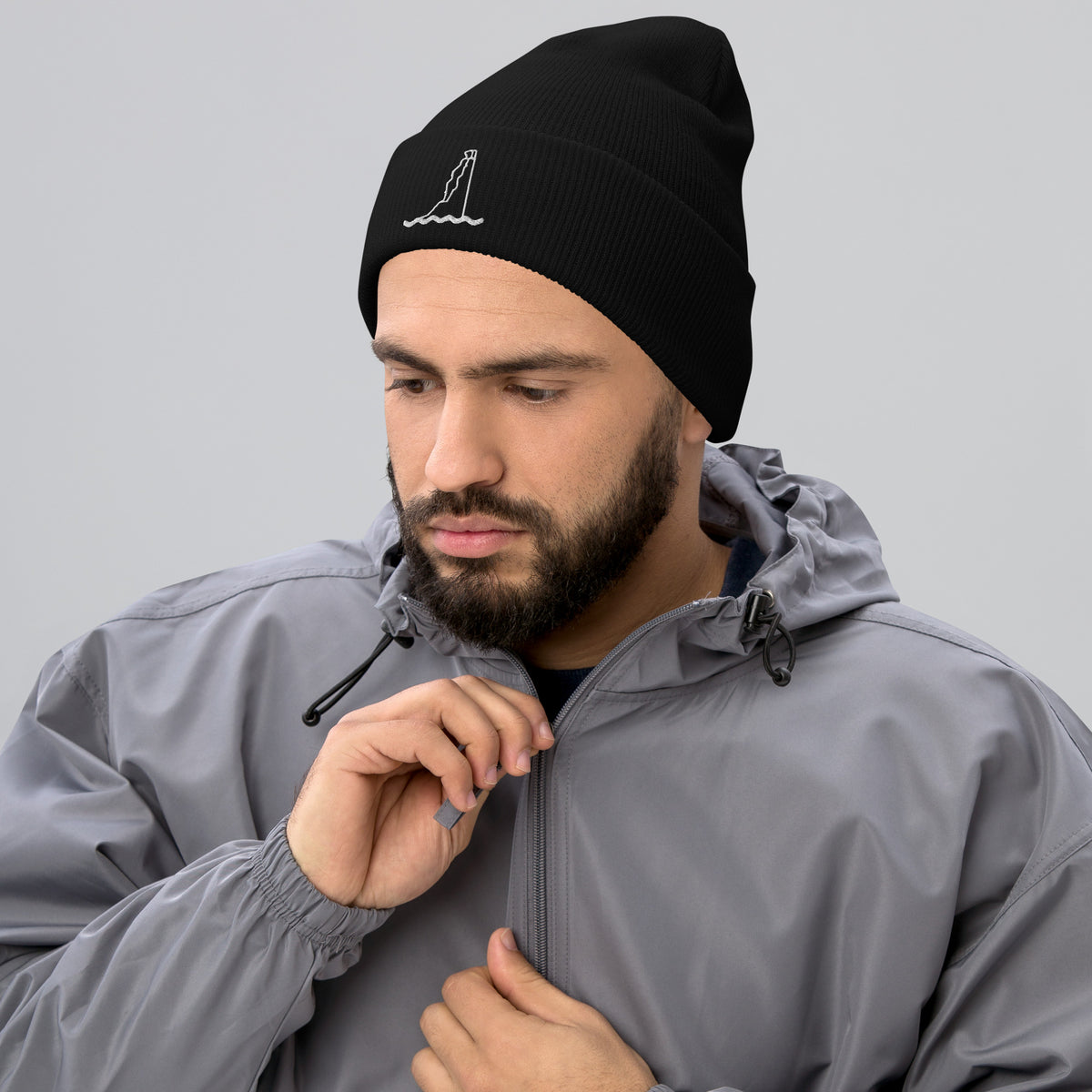 Gorro San Tomé Black negro con bordado blanco, puesto en un modelo