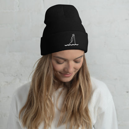 Gorro San Tomé Black negro con torre bordada en blanco, puesto en una modelo