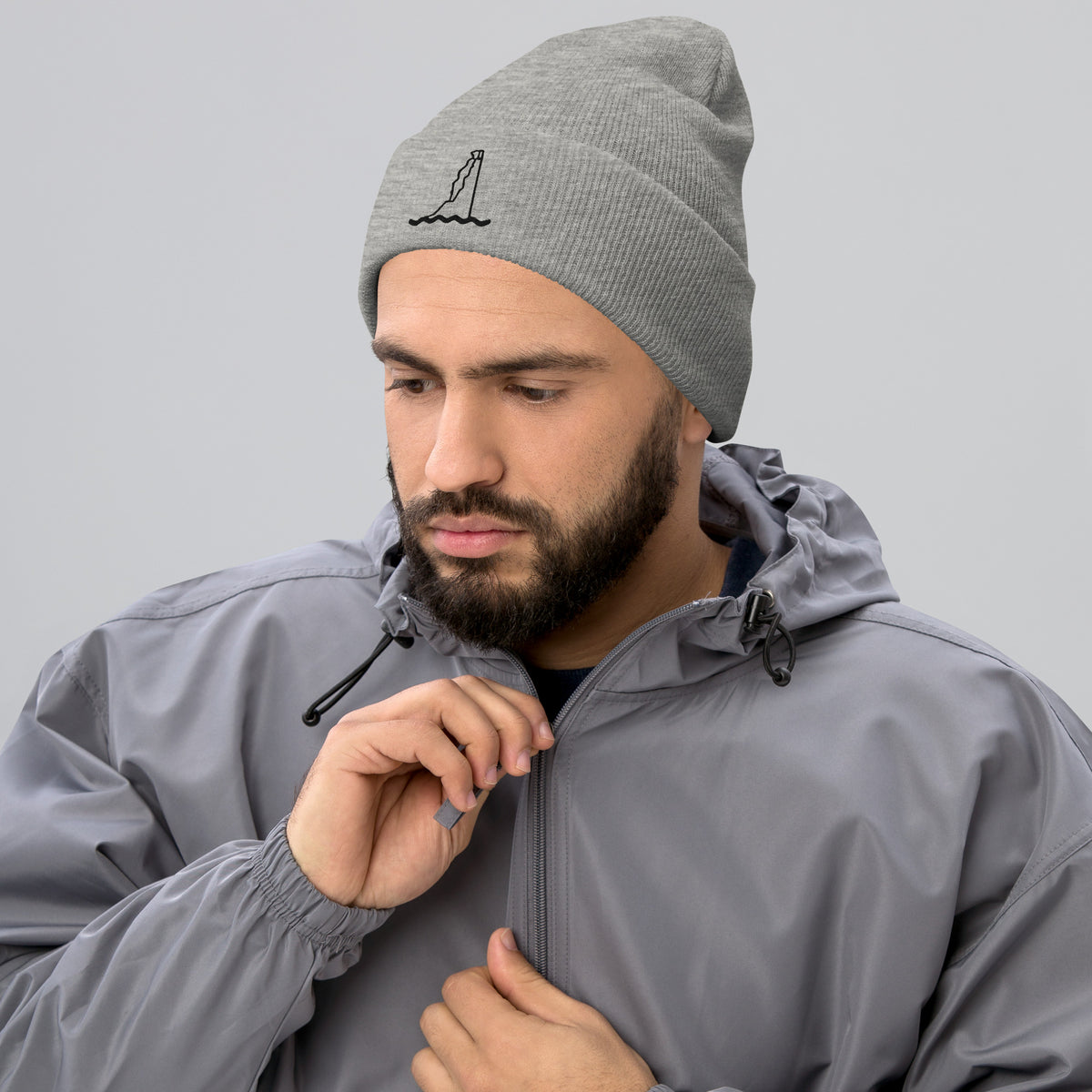 Gorro San Tomé gris jaspeado de punto con bordado frontal, mostrado en uso
