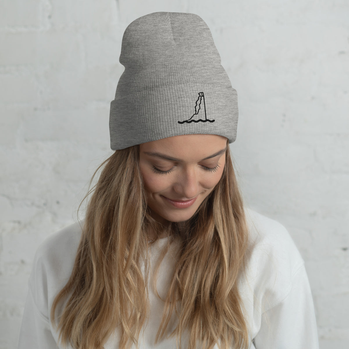 Gorro de invierno San Tomé gris jaspeado con la torre bordada, puesto en una modelo
