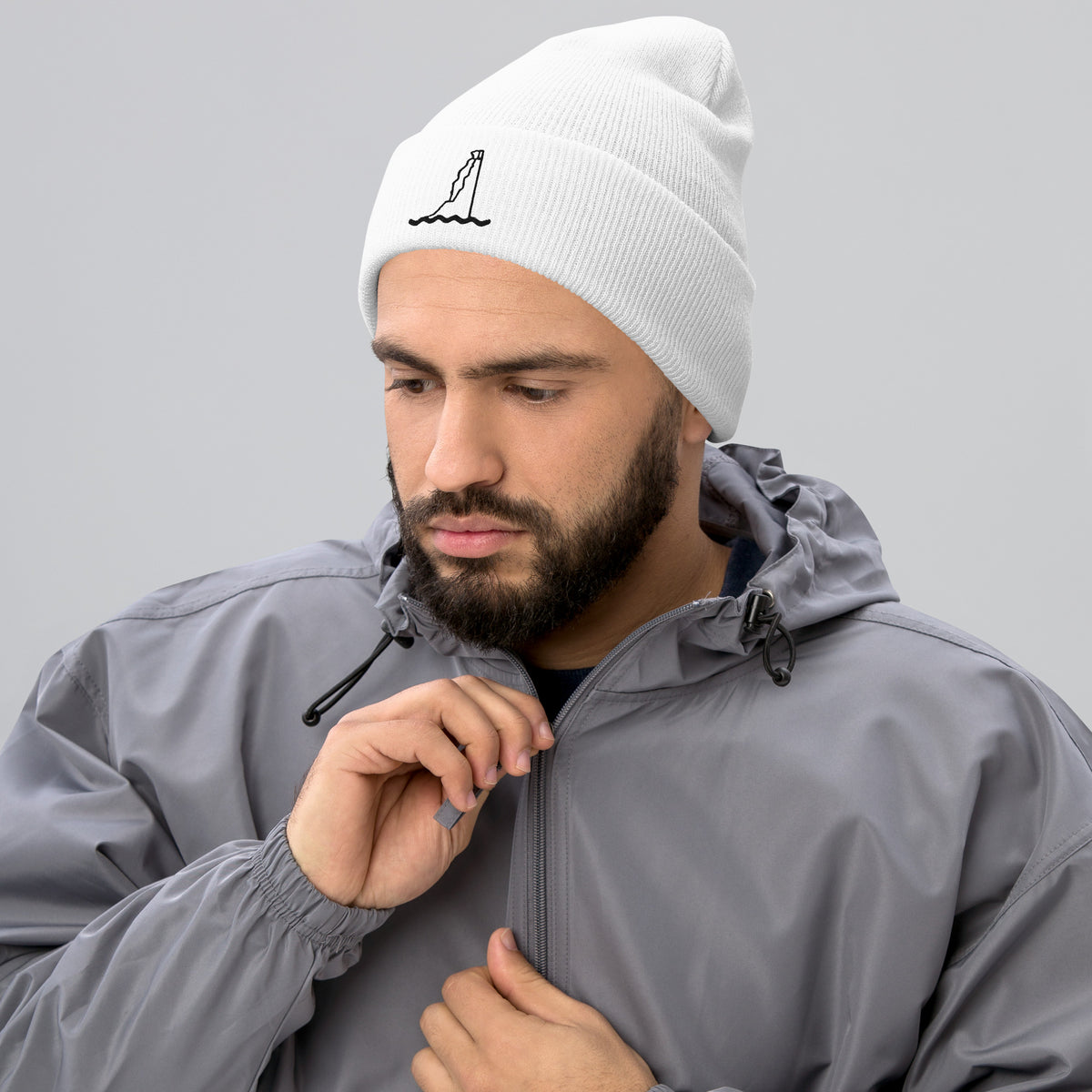 Gorro San Tomé blanco con vuelta y detalle del bordado de la torre