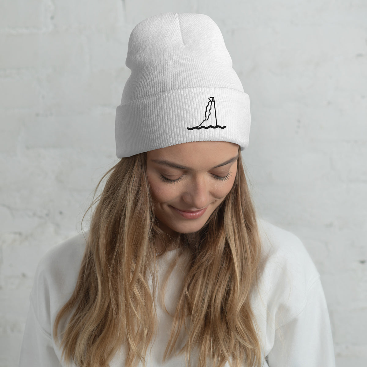 Gorro San Tomé blanco de punto con bordado frontal, mostrado en uso