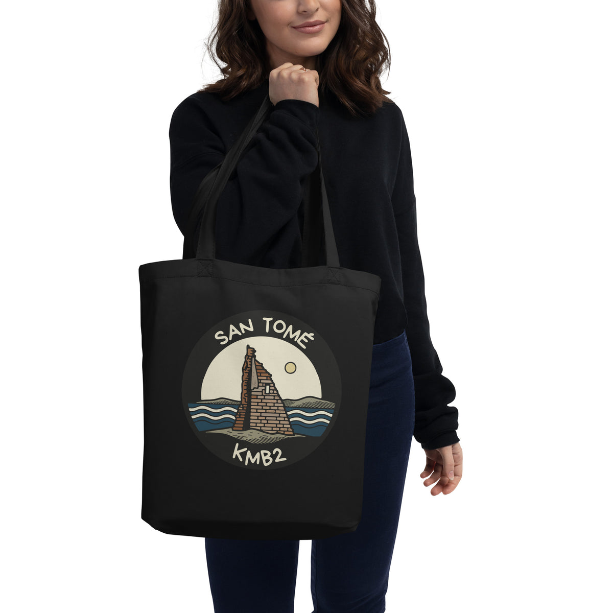 Tote bag San Tomé Black Edition de algodón orgánico, llevada por una modelo con la ilustración de la torre al frente