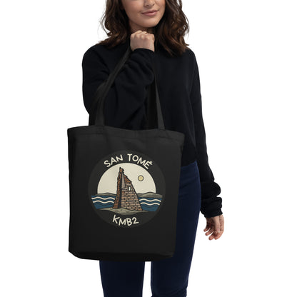 Tote bag San Tomé Black Edition de algodón orgánico, llevada por una modelo con la ilustración de la torre al frente