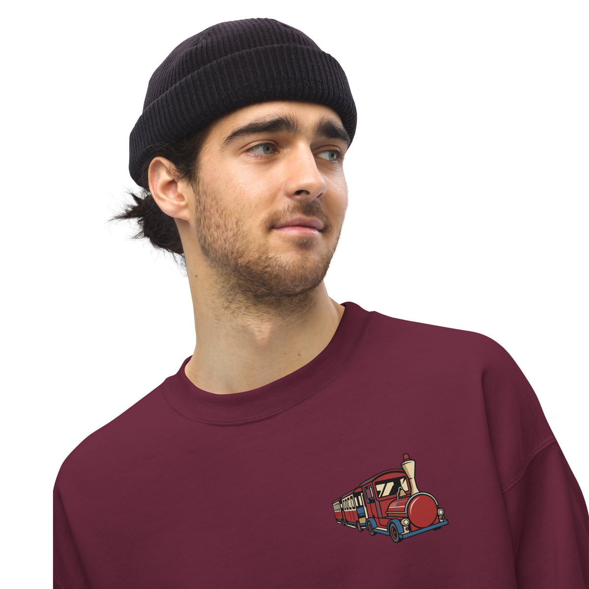 Modelo con sudadera Tren burdeos KMB2, detalle frontal de la ilustración en el pecho