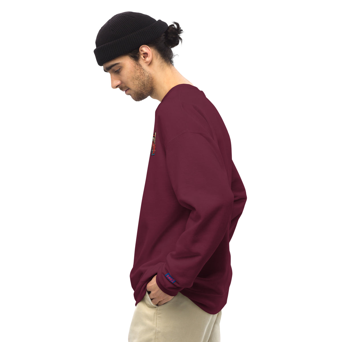 Modelo con sudadera Tren burdeos KMB2, vista lateral