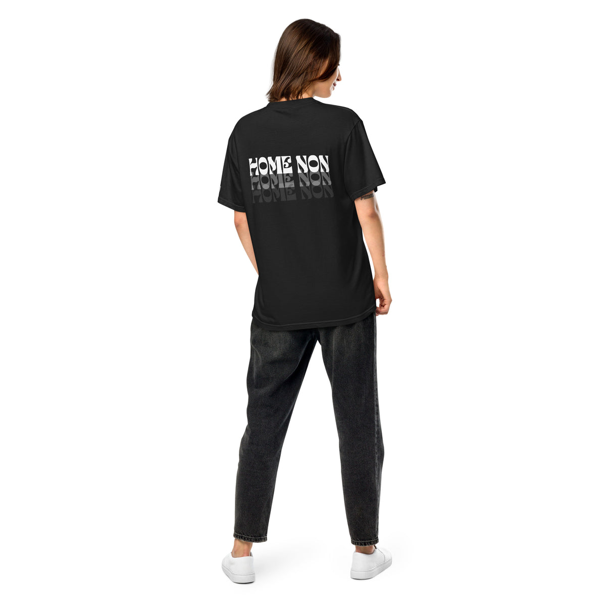 Modelo con camiseta Home Non Black Edition negra, vista trasera con estampado