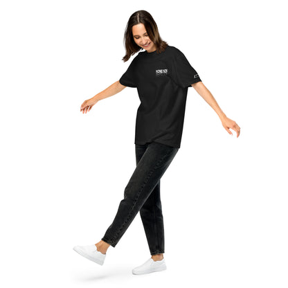 Modelo con camiseta Home Non Black Edition negra, vista frontal