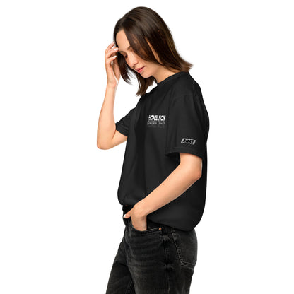 Modelo con camiseta Home Non Black Edition negra, vista lateral