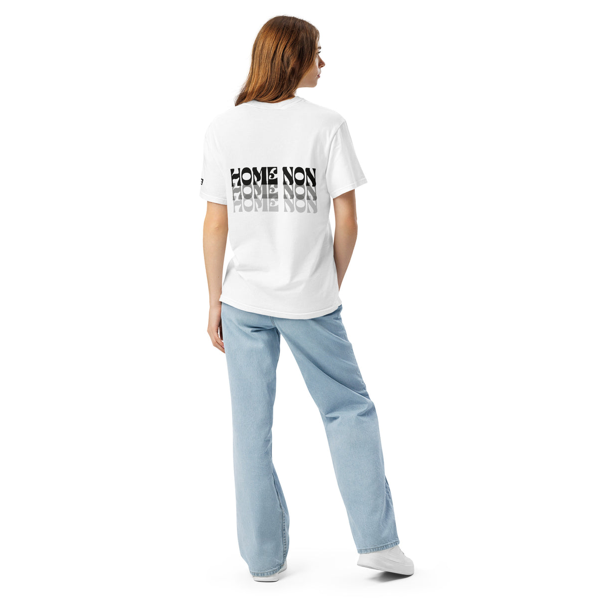 Modelo con camiseta Home Non White Edition blanca, vista trasera con estampado