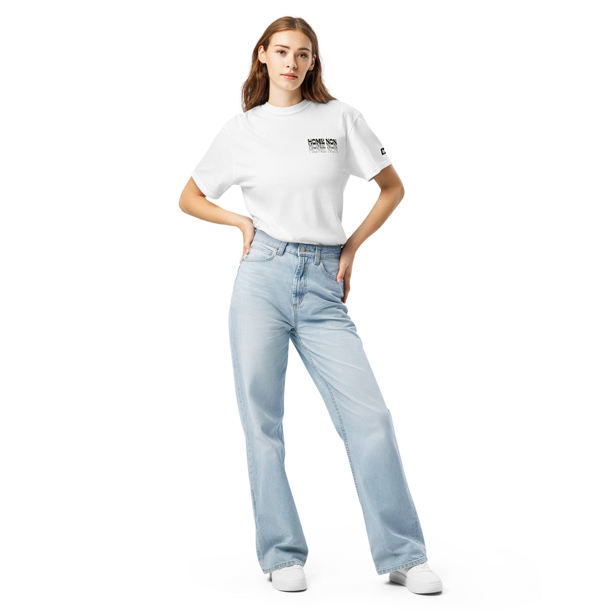 Modelo con camiseta Home Non White Edition blanca, vista frontal