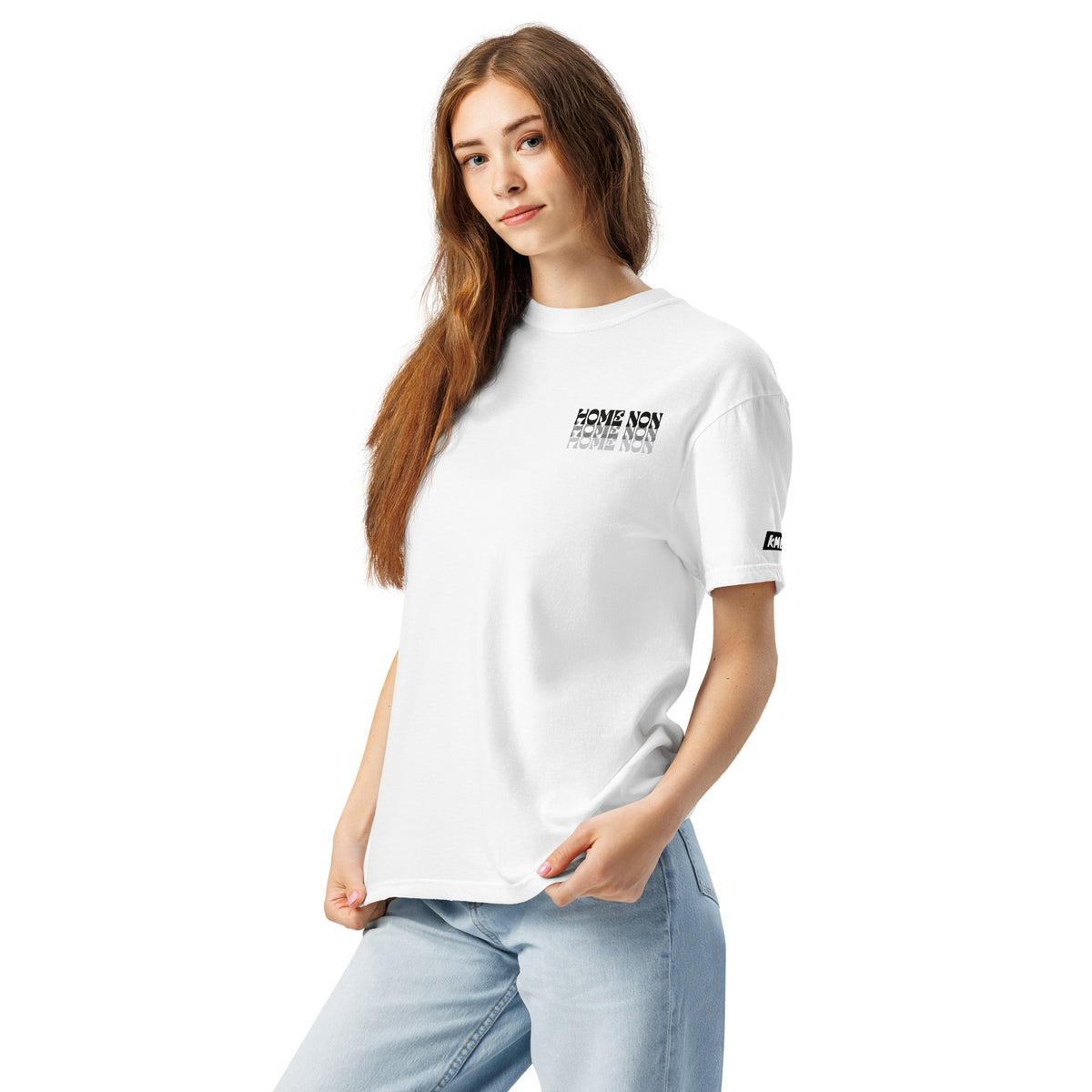 Modelo con camiseta Home Non White Edition blanca, vista tres cuartos frontal