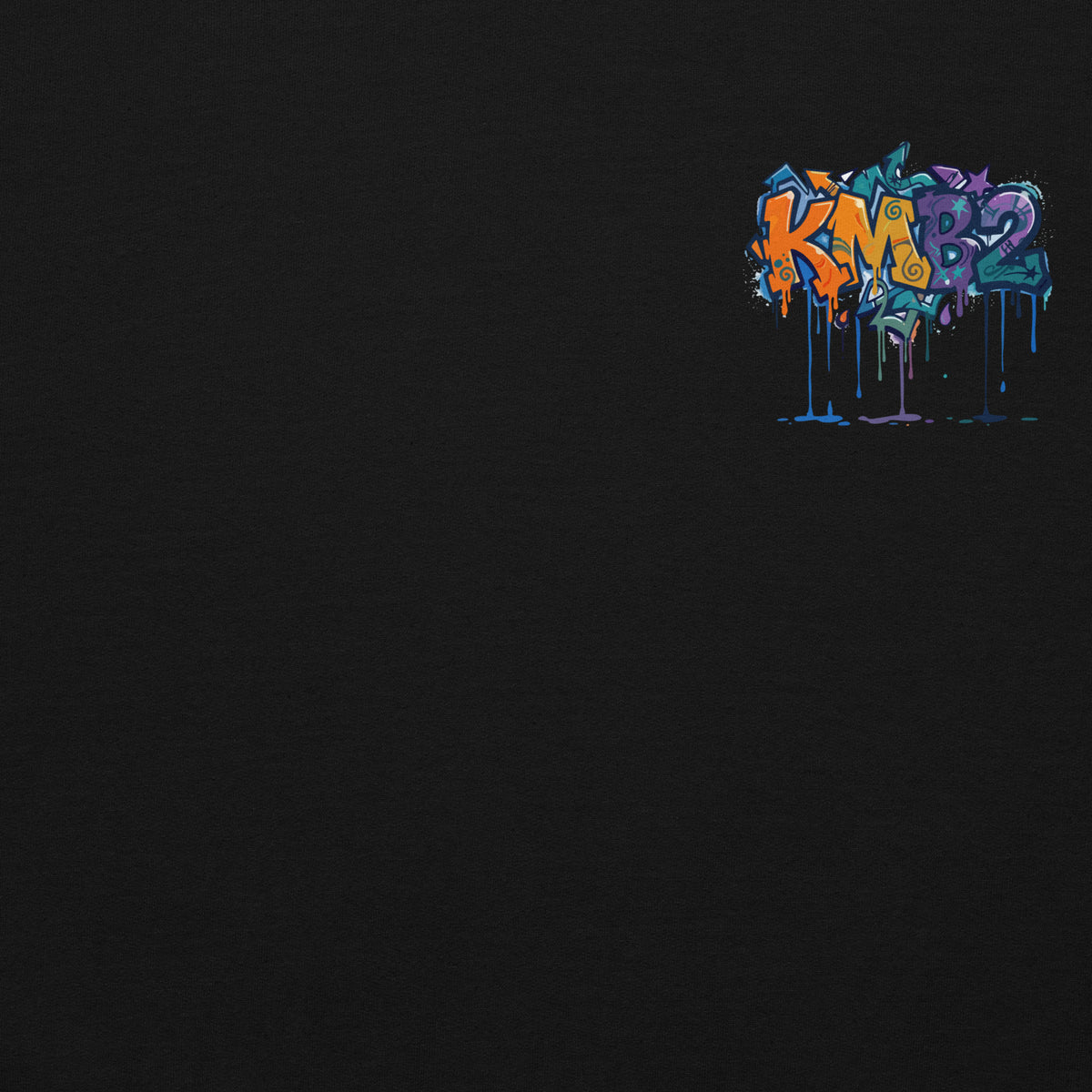 Sudadera con capucha KMB2 en negro, vista frontal con logo KMB2 en el pecho
