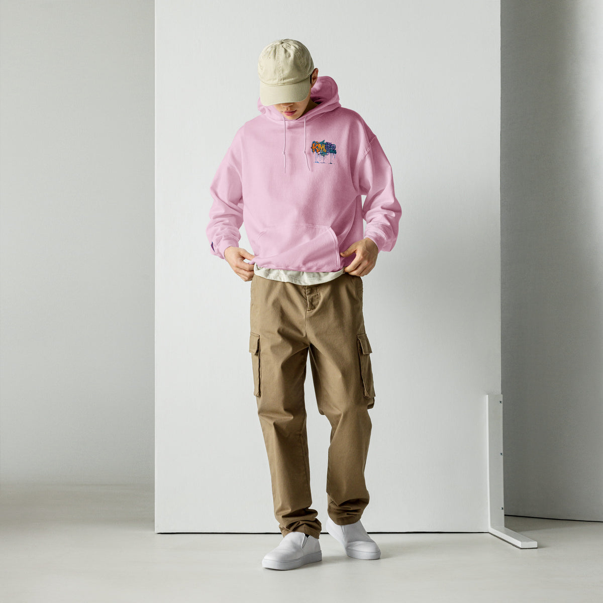 Sudadera con capucha KMB2 en rosa claro, vista frontal con logo KMB2 en el pecho
