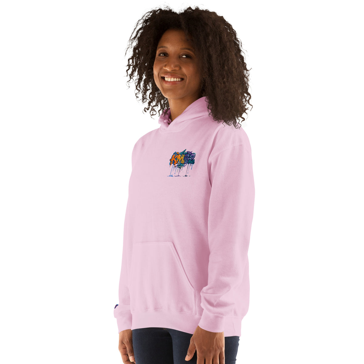 Sudadera con capucha KMB2 en rosa claro, vista frontal en ángulo izquierdo con logo KMB2