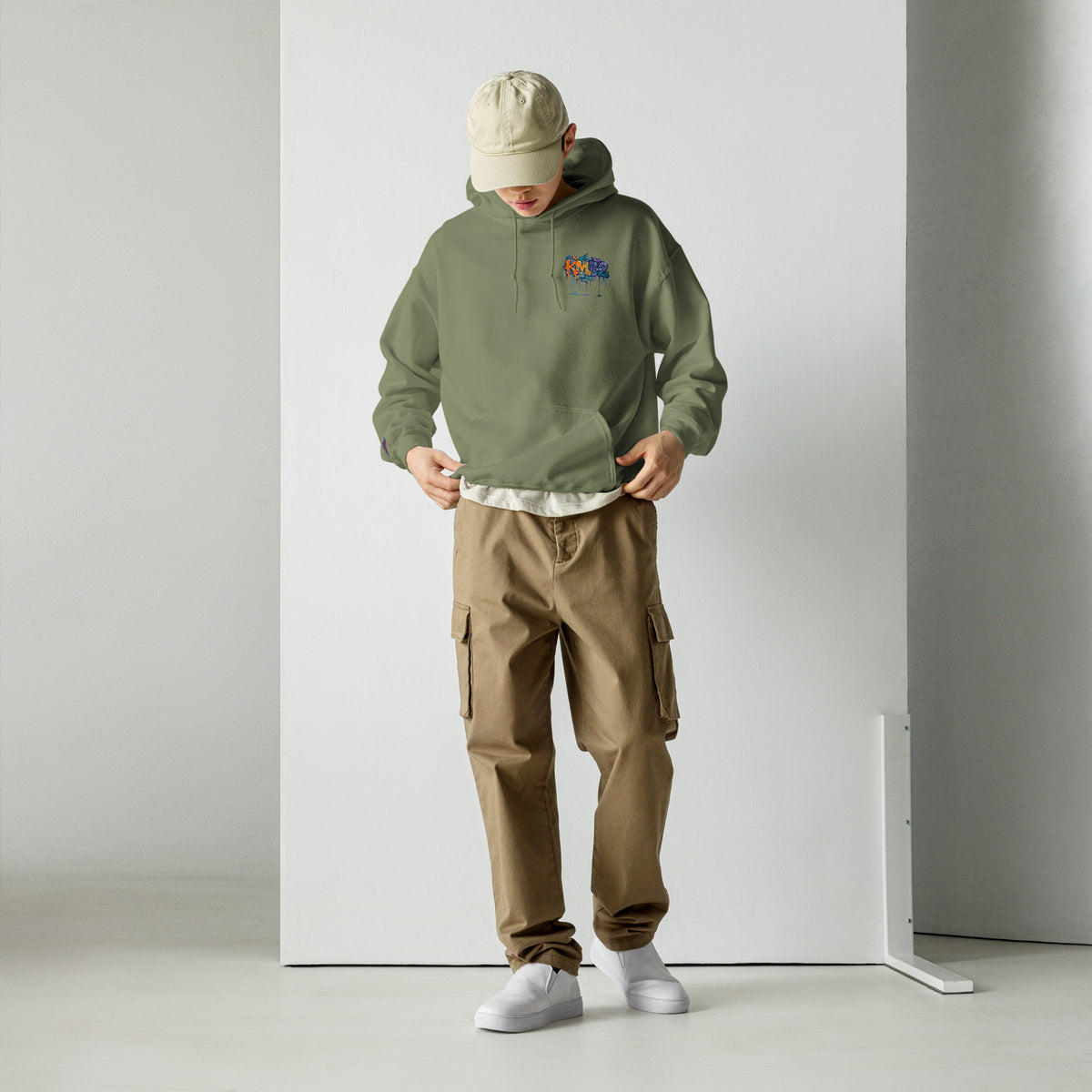 Sudadera con capucha KMB2 en verde militar, vista frontal con logo KMB2 en el pecho