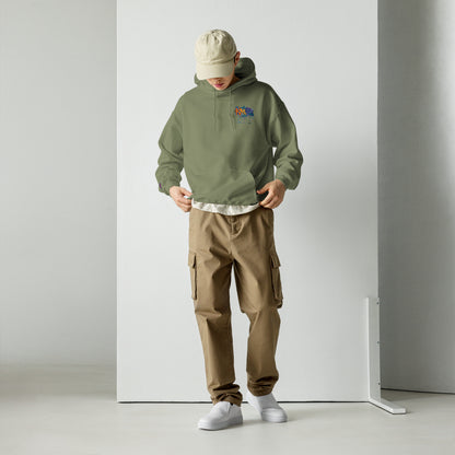 Sudadera con capucha KMB2 en verde militar, vista frontal con logo KMB2 en el pecho