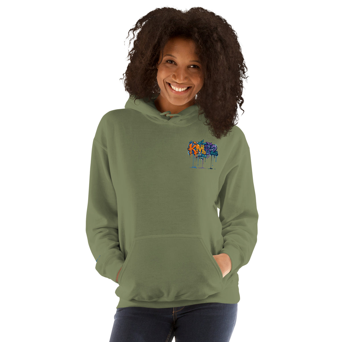 Sudadera con capucha KMB2 en verde militar, vista frontal alternativa con logo KMB2