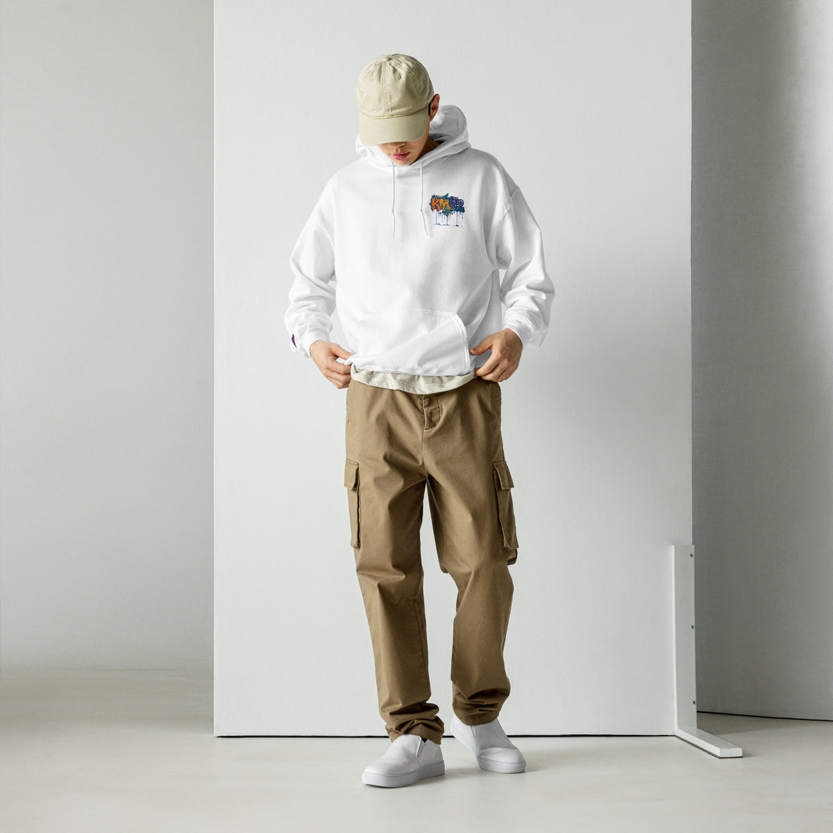 Sudadera con capucha KMB2 en blanco, vista frontal con logo KMB2 en el pecho