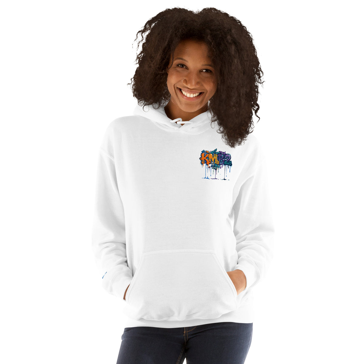 Sudadera con capucha KMB2 en blanco, vista frontal alternativa con logo KMB2