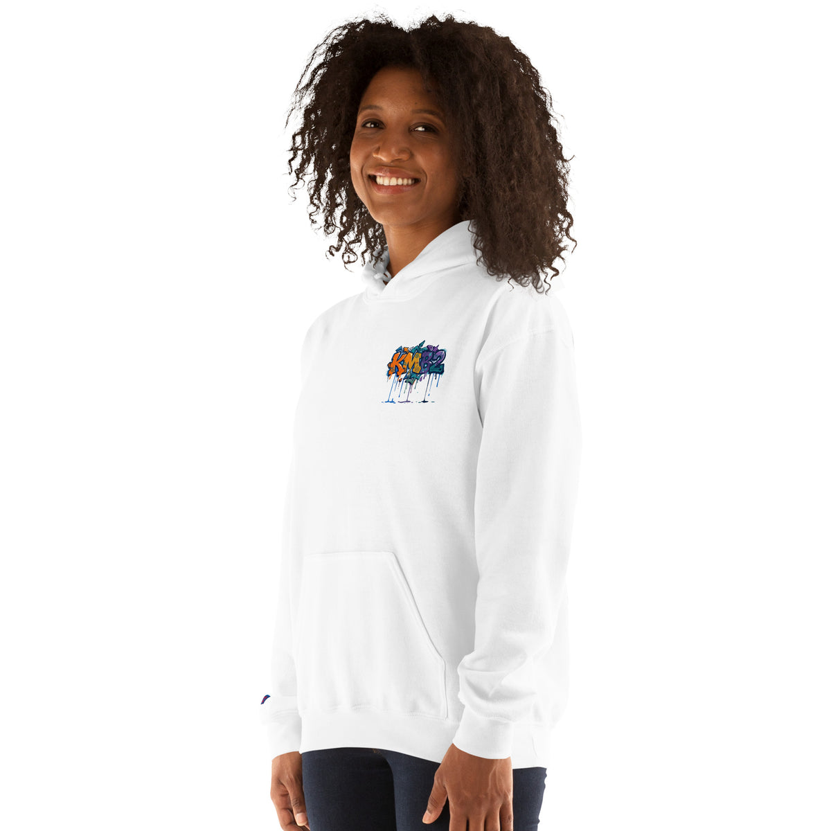 Sudadera con capucha KMB2 en blanco, vista frontal en ángulo izquierdo con logo KMB2